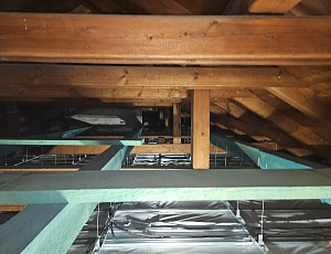 Zateplení stropu rodinného domu pomocí foukané izolace